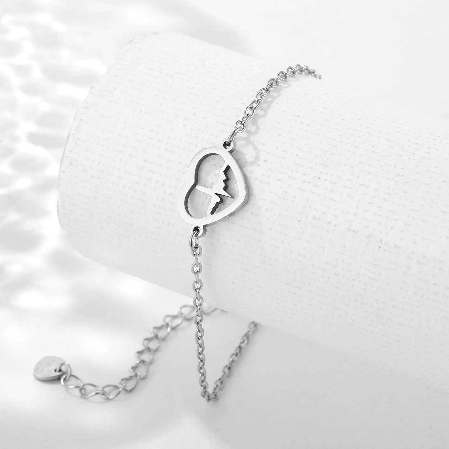 Bijou poignet femme – Motif cœur battement, discret et raffiné