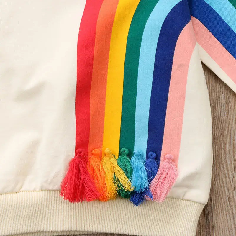 Sweat coloré bébé fille – Arc-en-ciel, chaleur et bonne humeur.